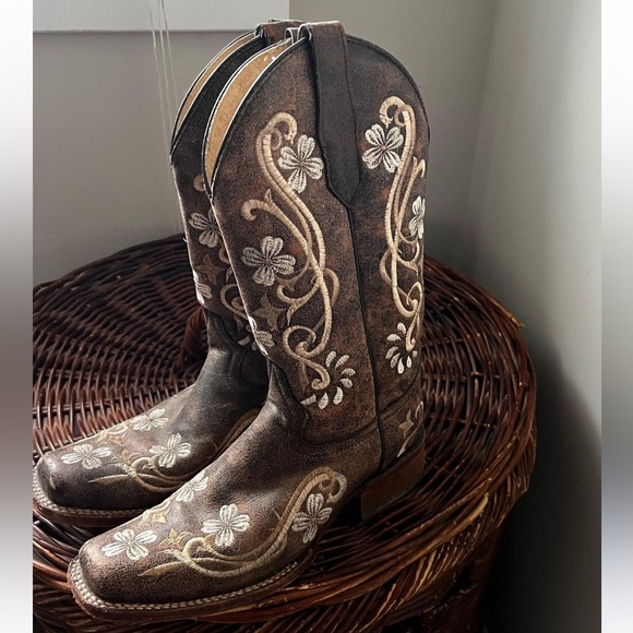 Circle G Cowboy Boots size 8.5
worn maybe 3 times 
genuine leather - Picture 7 of 8